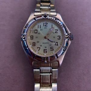 Gold QUARTZ watch